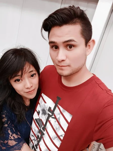 Selfie juntos, con camisa roja y blusa azul
