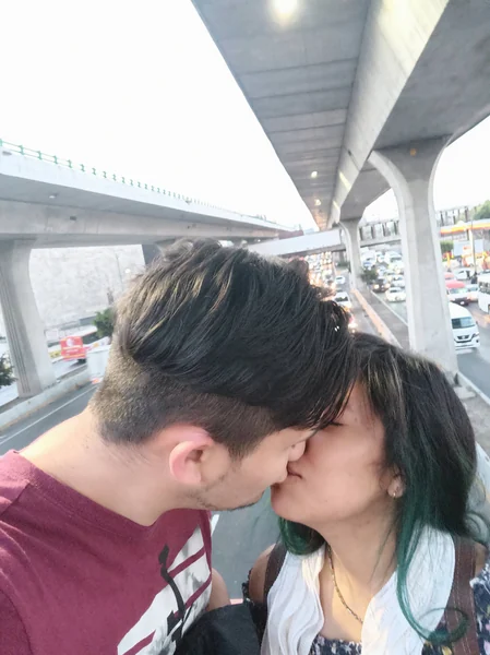 Un beso durante un paseo