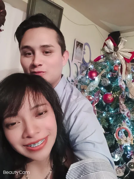 Los dos abrazados junto al árbol de Navidad