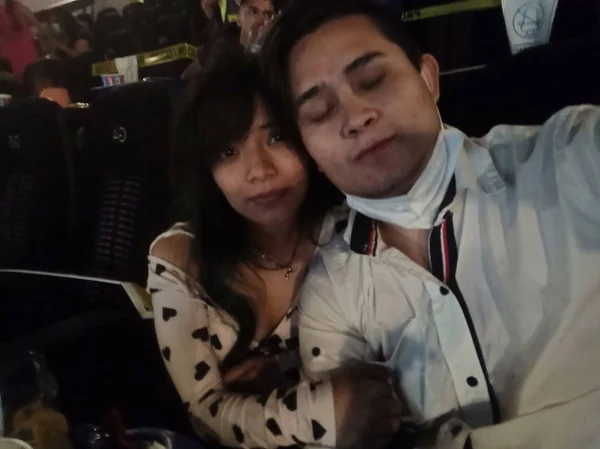 Los dos sentados juntos durante una salida