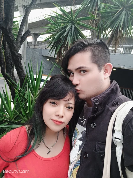 Un beso en la cabeza durante un paseo