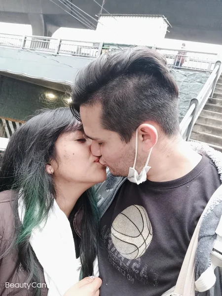 Un beso juntos al aire libre