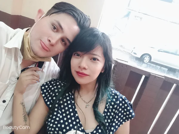 Los dos junto a una ventana