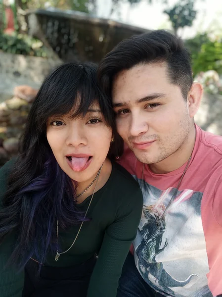 Los dos juntos al aire libre