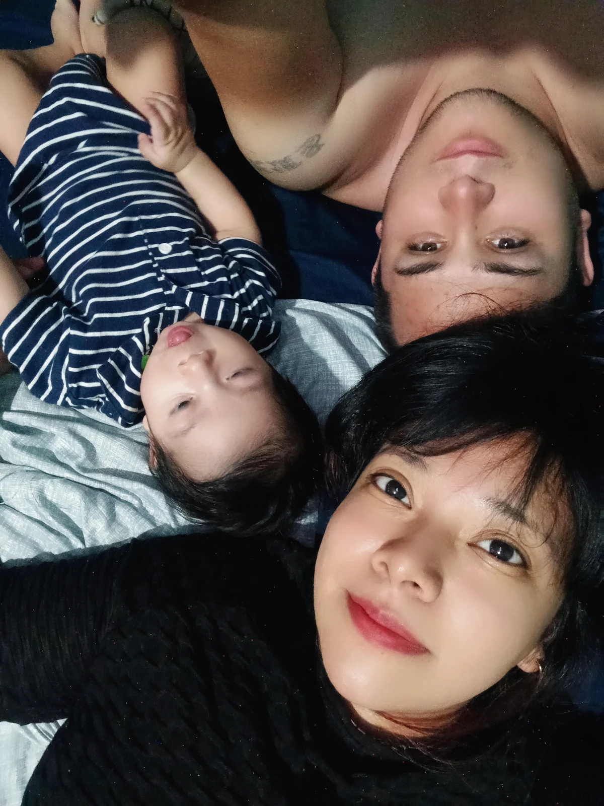 Mamá, papá y Dylan juntos en una foto familiar