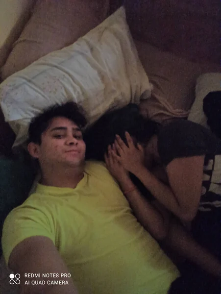 Los dos recostados juntos