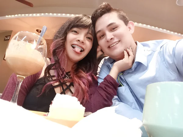 Los dos sonriendo durante nuestra primera comida en un restaurante