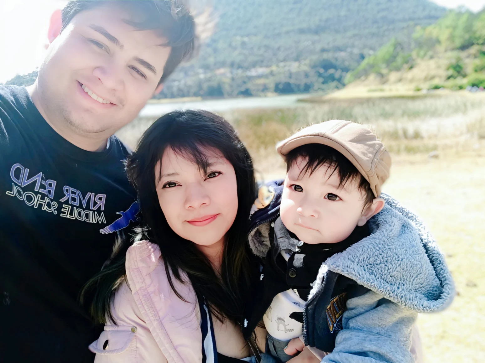 Nuestra familia: Jenifer, Dylan y yo junto a un lago